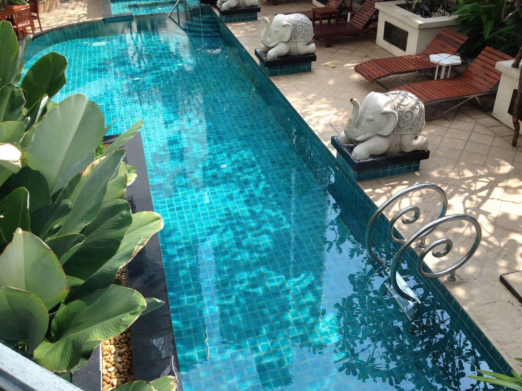 Gardengrove Suites Bangkok Exterior foto